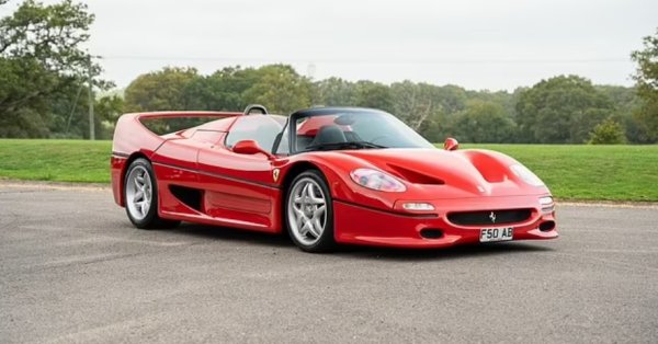 Светкавично Ferrari F50, някога притежавано от Род Стюарт, оглавява списъка на най-скъпите автомобили, продадени на аукцион от цитираната къща. Старият звяр на певеца имаше само 16 000 километра, въпреки че е регистриран през 1997 г. Той беше продаден на търг за рекордните 3 822 650 долара.
